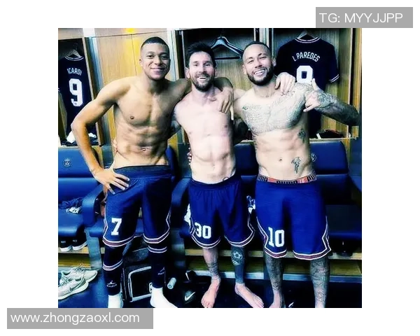 足球明星齐聚一堂精彩瞬间定格在大合影中的荣耀与激情 足球明星齐聚一堂精彩瞬间定格在大合影中的荣耀与激情